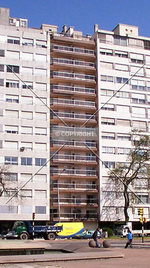 East façade from Obelisco Plaza