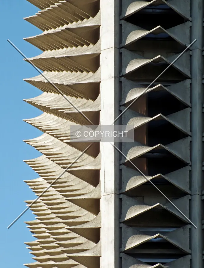 The facade seen from Thanon Rama IV