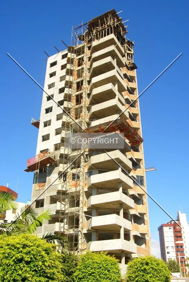 Looking up from across Aragão Bozano Street