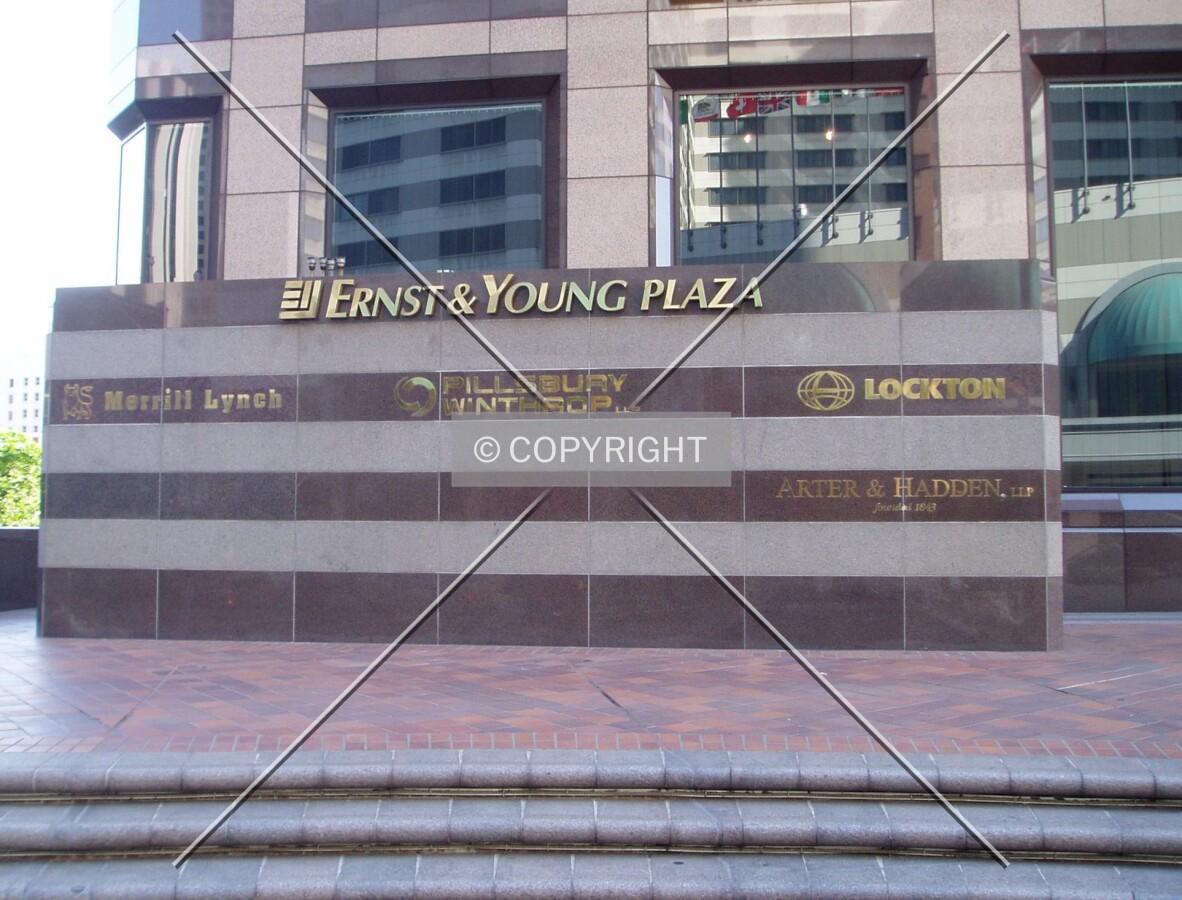 Sign at the northeast corner of the lot lists the tenants
