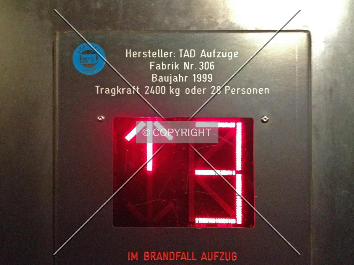 Elevator sign showing that the elevator is at floor level 3 travelling upwards
