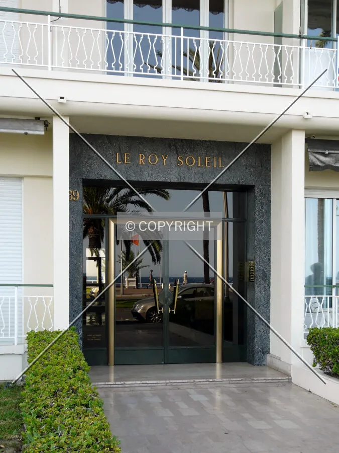 Entrance on Promenade des Anglais