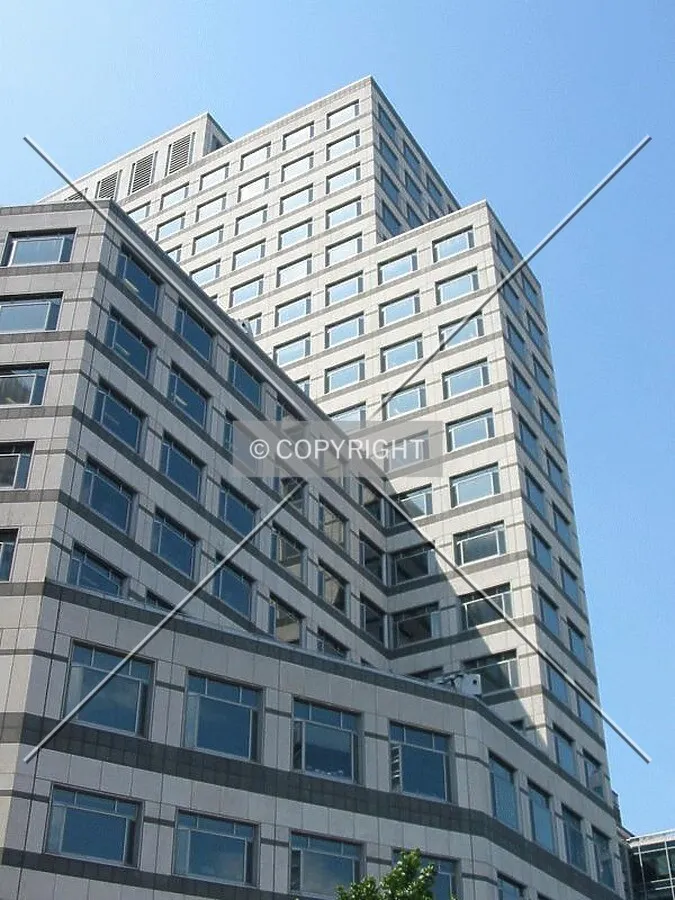Setbacks on the northern facade, seen from West India Quay