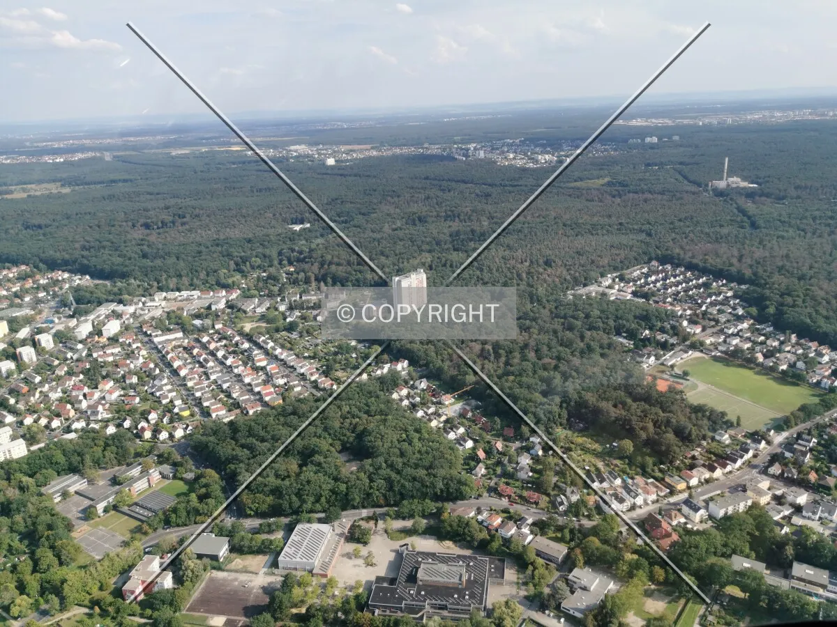 Flight with a helicopter from Egelsbach to Frankfurt - here: Panorama of Offenbach am Main