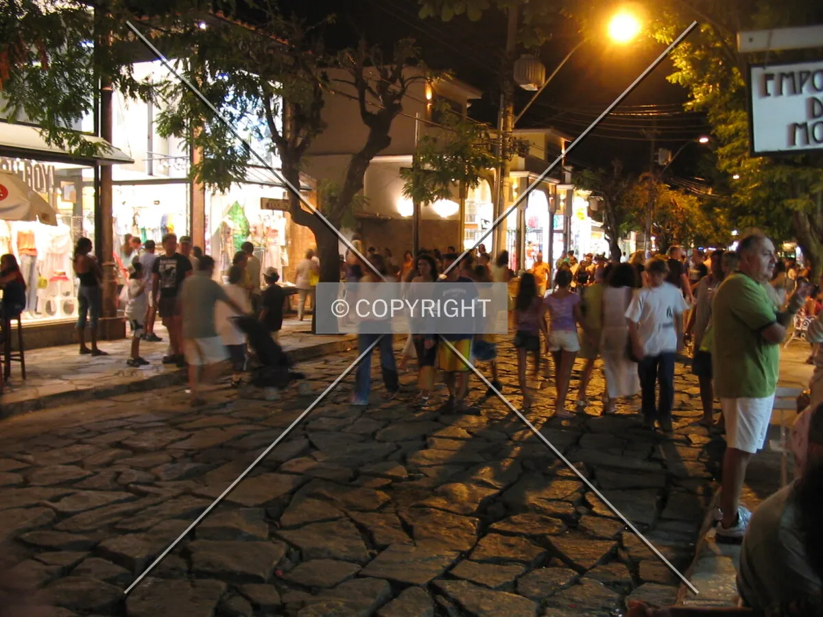 Rua das Pedras at night