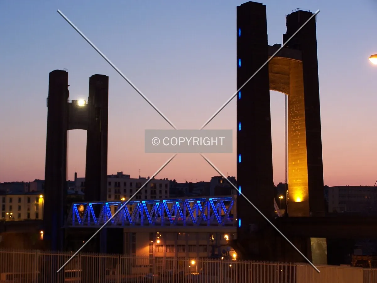 Vue nocturne du Pont de Recouvrance