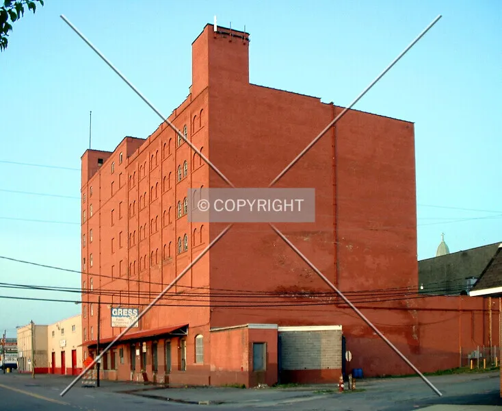 Gress Public Refrigerated Services Building