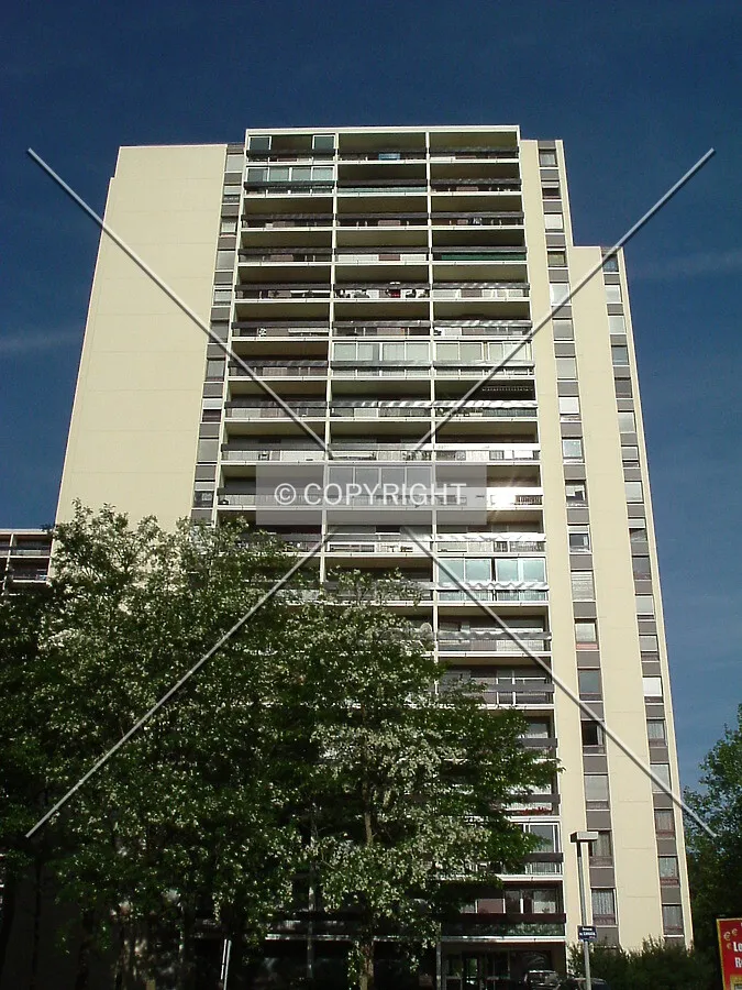 Face est vue depuis l'Avenue du Canada