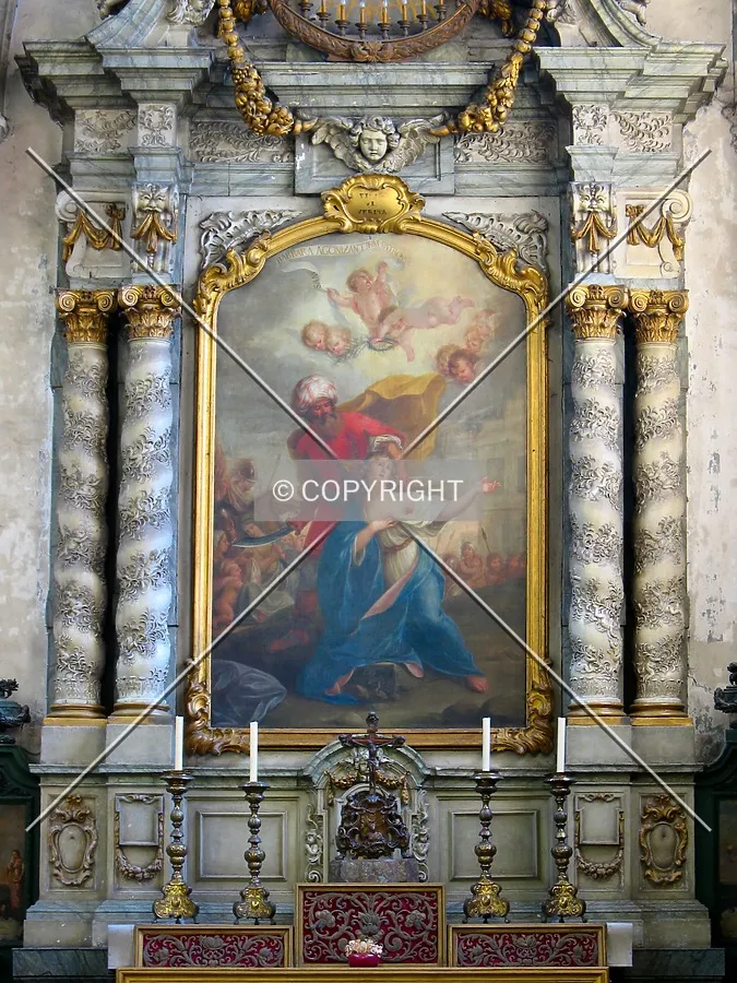 Altar in the south side of the transept