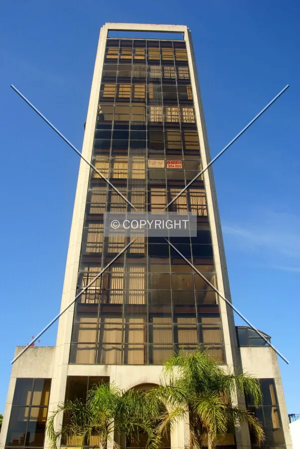 Looking up from across Borges de Merdeiros Street