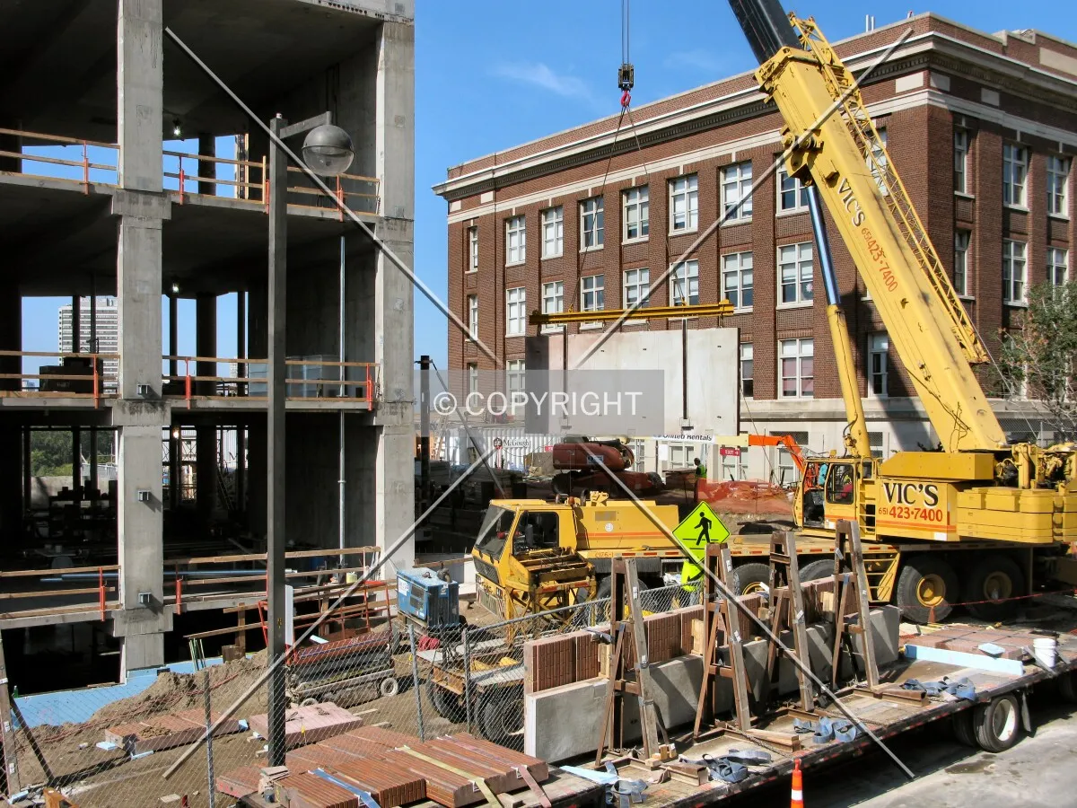 Lifting a facade section into place
