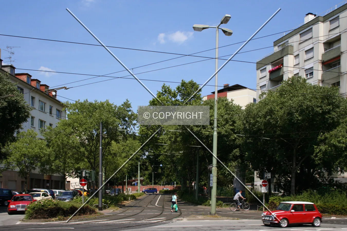 Looking north from across Hanauer Landstraße