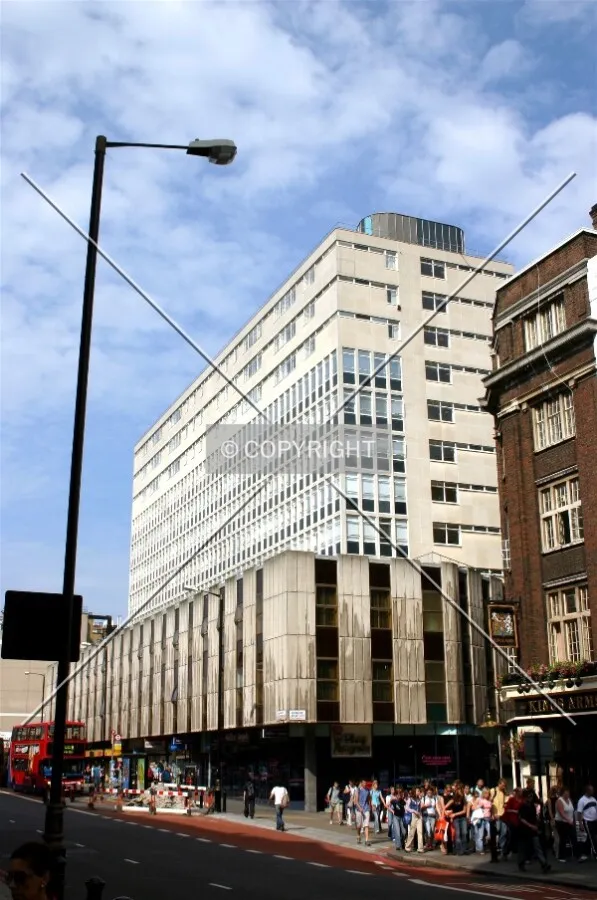View along Buckingham Palace Road
