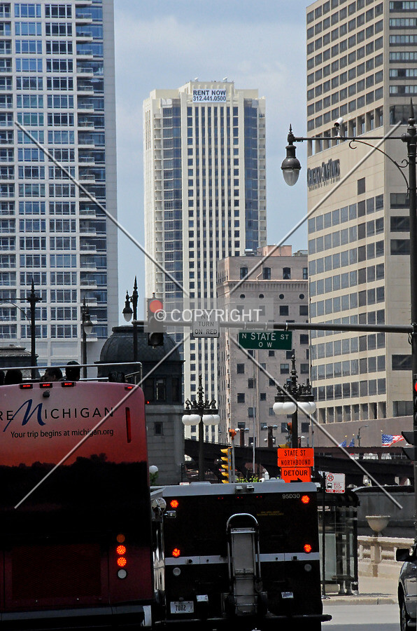 Looking west along Wacker Drive from Wabash Avenue