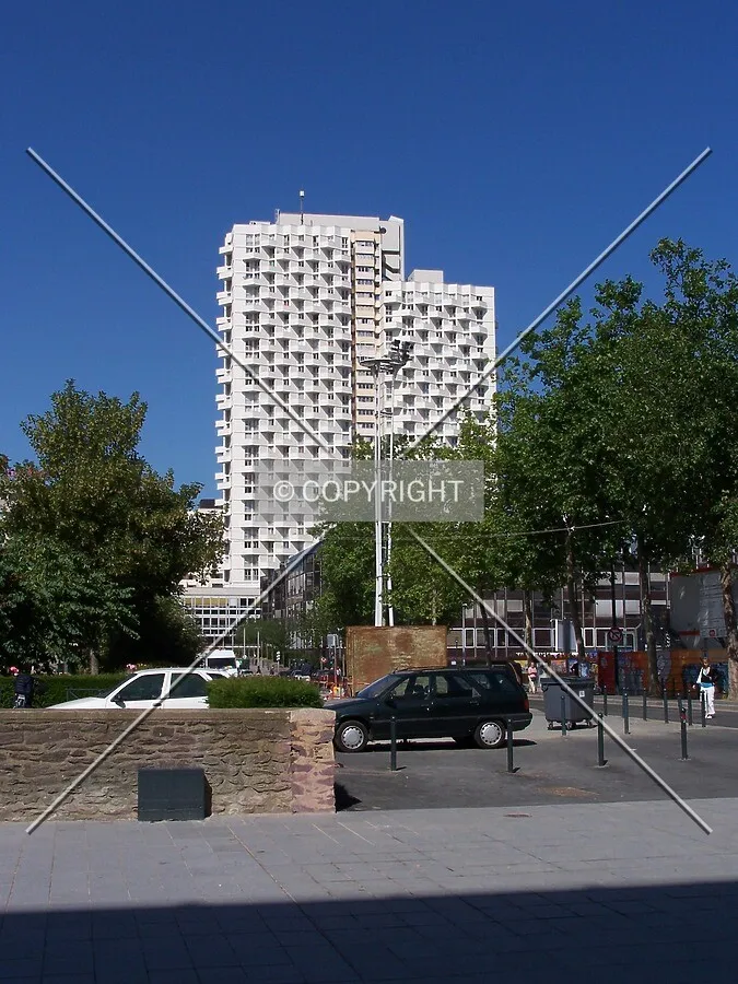 Face est vue depuis le Cours des Alliés