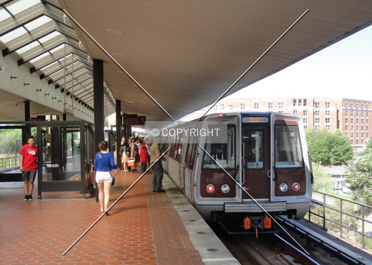 Platform and DC-bound Blue Line train