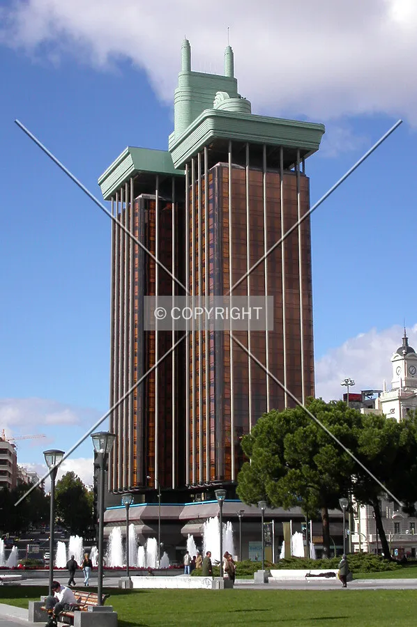 The building as seen from Plaza de Colón