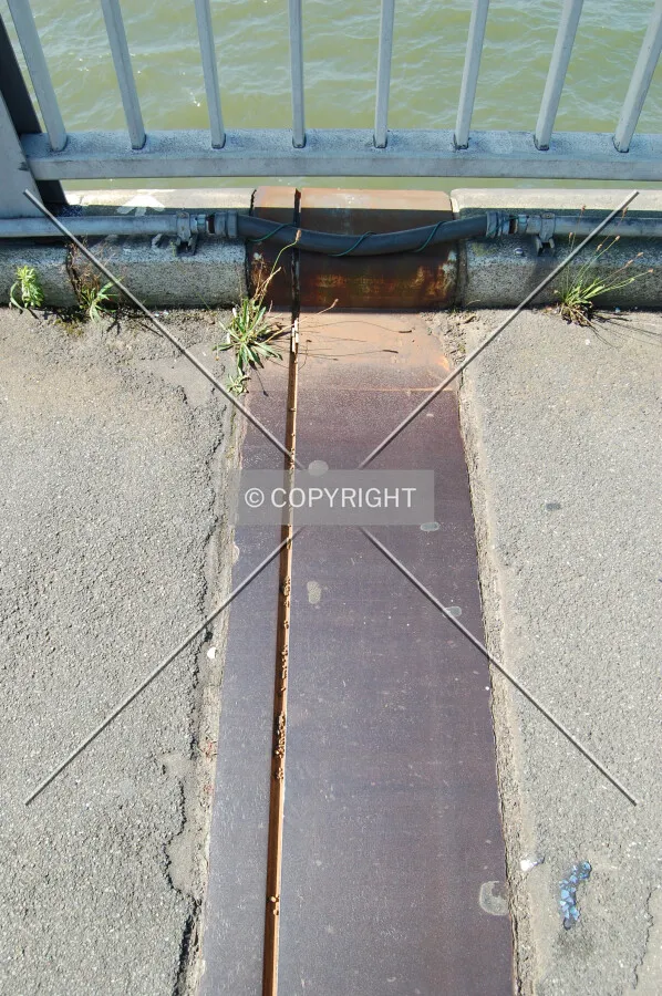 Expansion joint