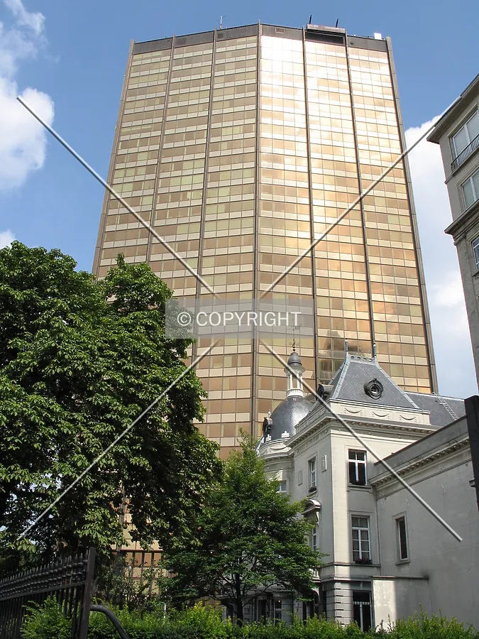 With the town hall of Sint-Joost-Ten-Node in front