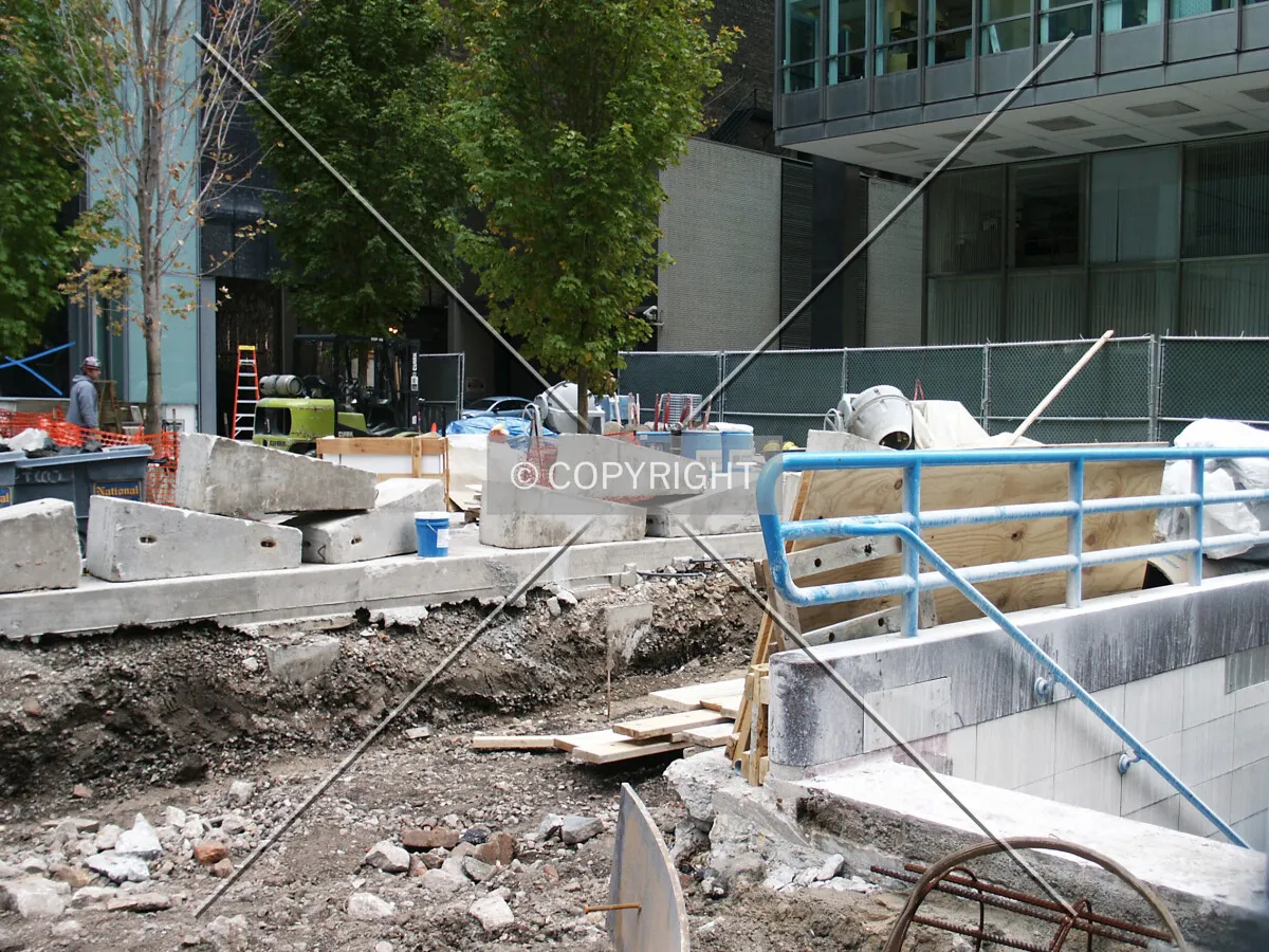 Area near the Monroe/Dearborn subway station entrance