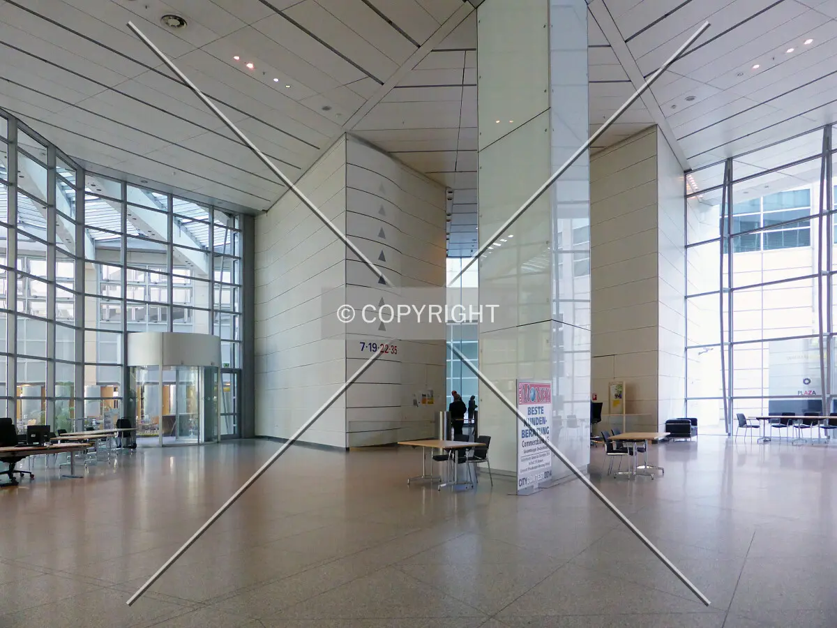 The lobby between the cafeteria (left) and Große Gallusstraße entrance (right)