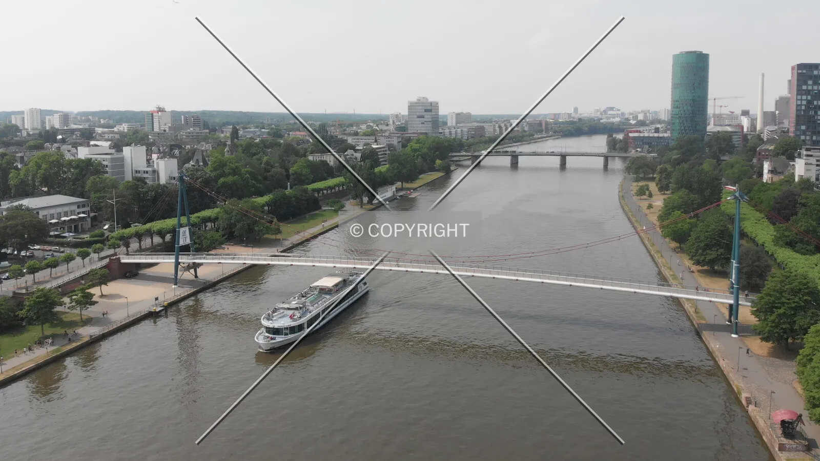 Holbeinsteg leading over the Main river
