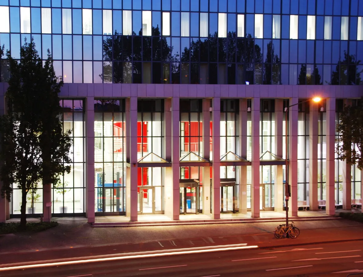 Night view of the main entrance from Theodor-Heuss-Allee highway bridge