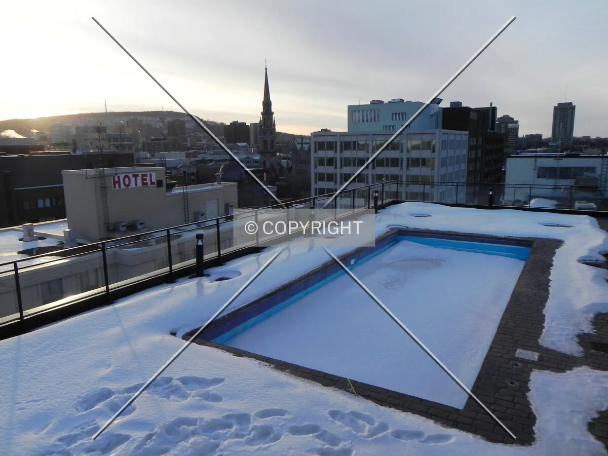 Swimming-pool on the roof.